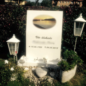 picture of installed peaceyard upright gravestone, model kitty in glacier white material with customer graphics