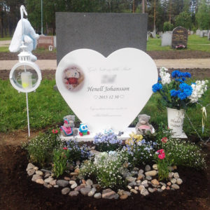 picture of installed peaceyard upright gravestone, model maida in glacier white color with customer graphics