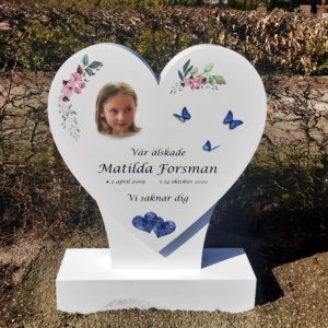 picture of installed peaceyard upright gravestone, custom heart in designer white material with customer graphics
