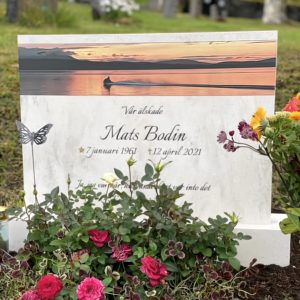 picture of installed peaceyard upright gravestone, Alice in Clamshell material with customer graphics