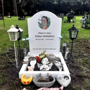 picture of installed peaceyard upright gravestone, Cora in Everest material with customer graphics