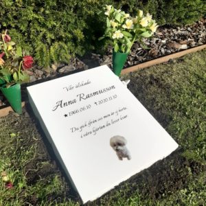 picture of installed peaceyard horizontal greavestone, Flora in Glacier White material with customer graphics