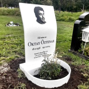 picture of installed peaceyard upright gravestone, Kitty in everest material with customer graphics