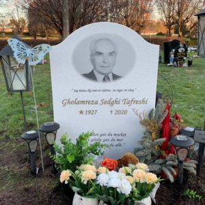 picture of installed peaceyard upright gravestone, Cora in Everest material with customer graphics