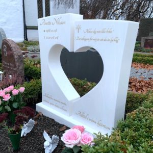 picture of installed peaceyard upright gravestone, exclusive model Josephine in White Onyx material with customer graphics